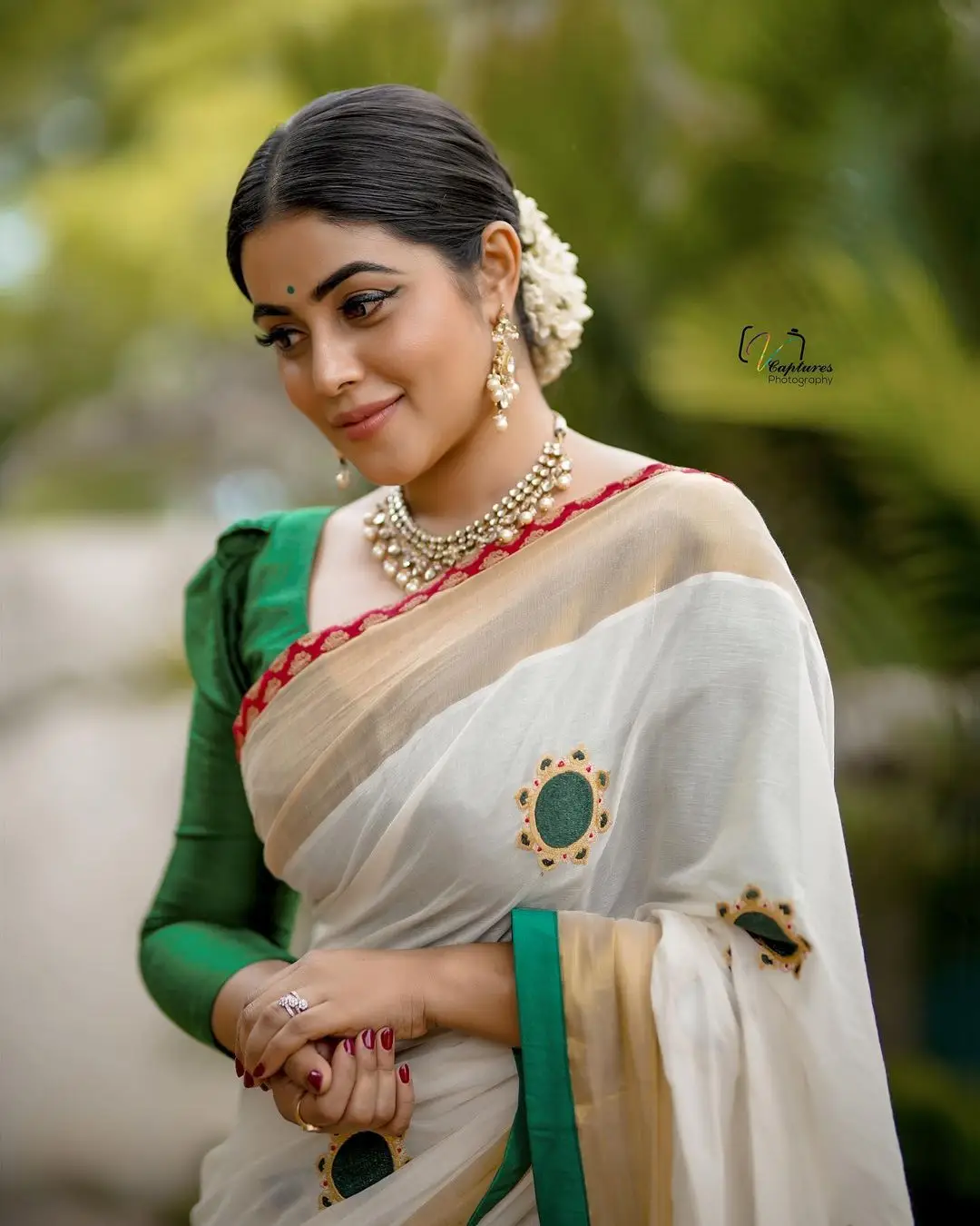 Shamna Kasim Mesmerizing Looks In Beautiful White Saree Green Blouse